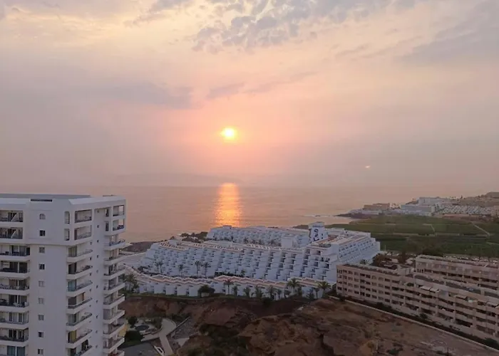 Apto Increible, Acogedor, Luminoso De Ambiente Muy Relajante Con Excelentes Vistas Y Servicios/ Amazing Apt With Sunset Lovely Views